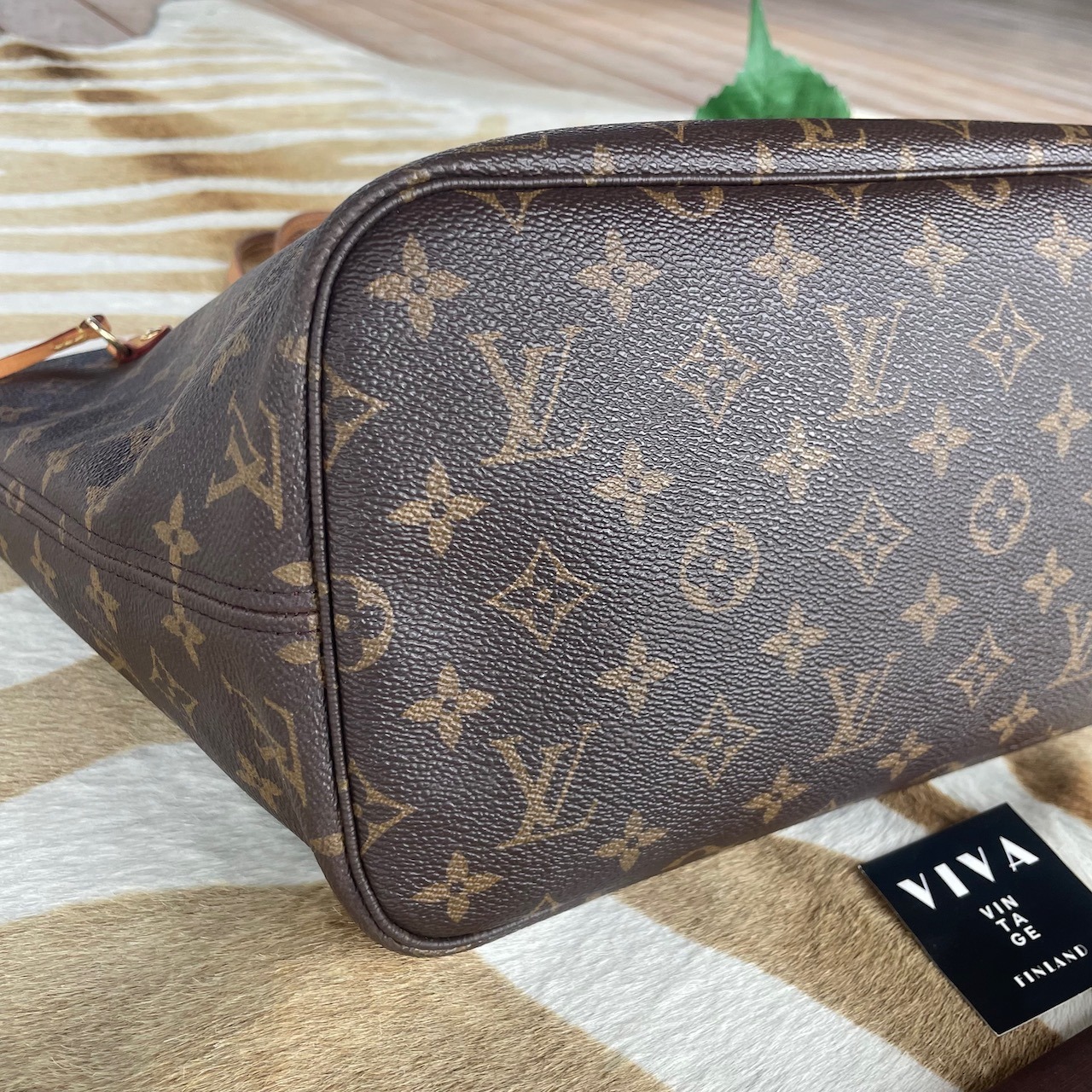 Louis Vuitton Neverfull MM - Image 4